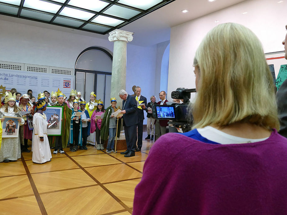 Naumburger Sternsinger zu Besuch beim Hessischen Ministerpräsidenten Volker Bouffier (Foto: Karl-Franz Thiede)